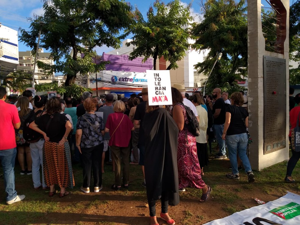 Grupo protesta contra a ditadura militar — Foto: Alan Oliveira/G1