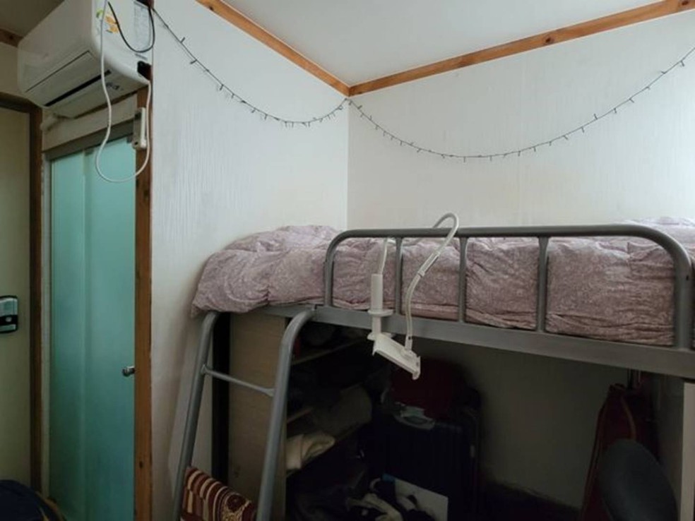 Neste goshiwon, a cama fica colada à porta do banheiro — Foto: Gamaleldin Tarakhan via BBC