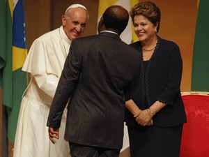 O ministro Joaquim Barbosa cumprimenta o Papa Francisco ao lado da presidente Dilma Rousseff, no Palácio Guanabara (Foto: Alexandre Brum/Estadão Conteúdo)