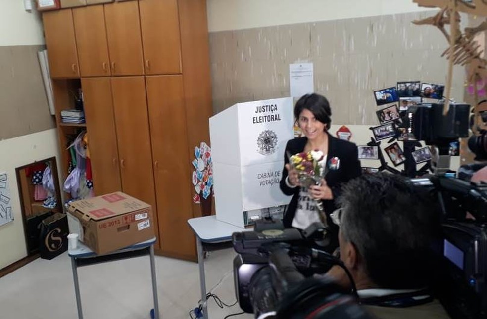 A candidata a vice-presidente, Manuela D'Ãvila, votou em escola de Porto Alegre â Foto: Carolina Anchieta/RBS TV 