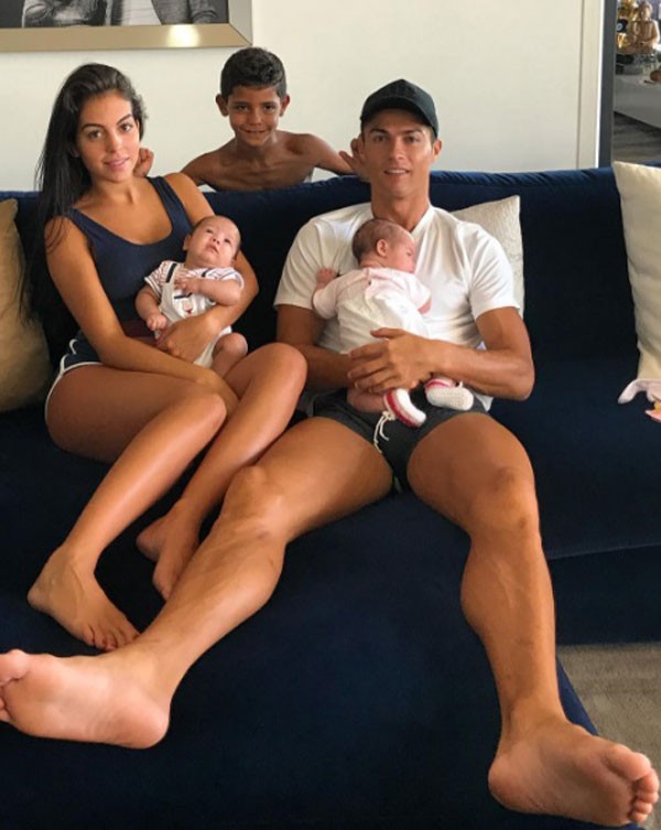 Atleta posa ao lado da namorada, Georgina, e dos três filhos (Foto: Reprodução/Instagram)