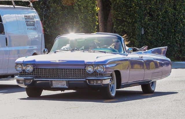 Los Angeles, CA  - Kendall Jenner takes her classic convertible Cadillac for a cruise with Fai Khadra and another friend on Mulholland Drive in Los Angeles, amid coronavirus outbreak concerns.Pictured: Kendall Jenner, Fai KhadraBACKGRID USA 18 MAR (Foto: Stoianov-SPOT / BACKGRID)