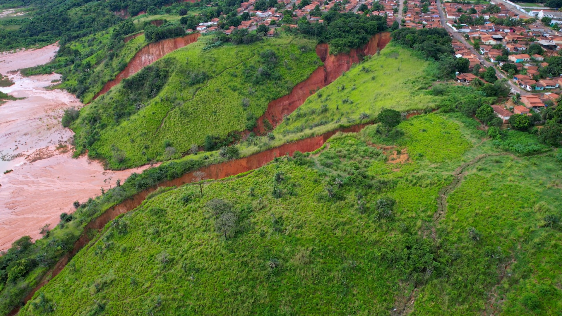 Desmatamento causou crateras que ameaçam 'engolir' casas em cidade no Maranhão