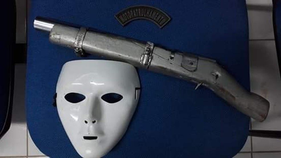Com Fabrício, a PM encontrou uma arma de fabricação caseira e uma máscara — Foto: Divulgação/Polícia Militar