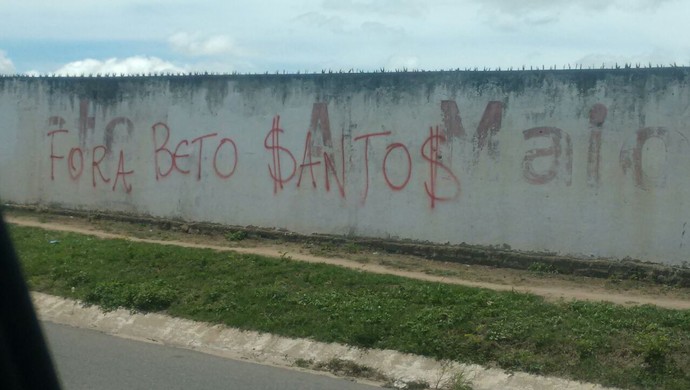 Faixa Fora Beto Santos América-RN (Foto: Reprodução)
