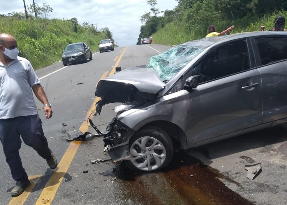 Batida entre dois carros deixa mortos na BR-101, no sul da Bahia — Foto: Arquivo Pessoal