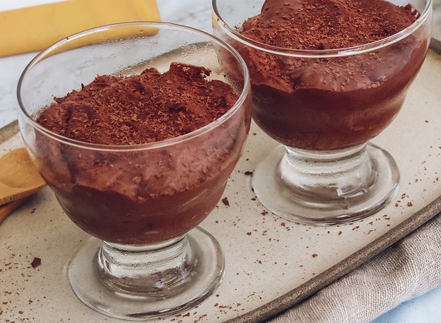 Retire o mousse de chocolate vegano da geladeira 5 minutos antes de servir e finalize com raspas de chocolate  (Foto: Arthur Staneck / Divulgação)