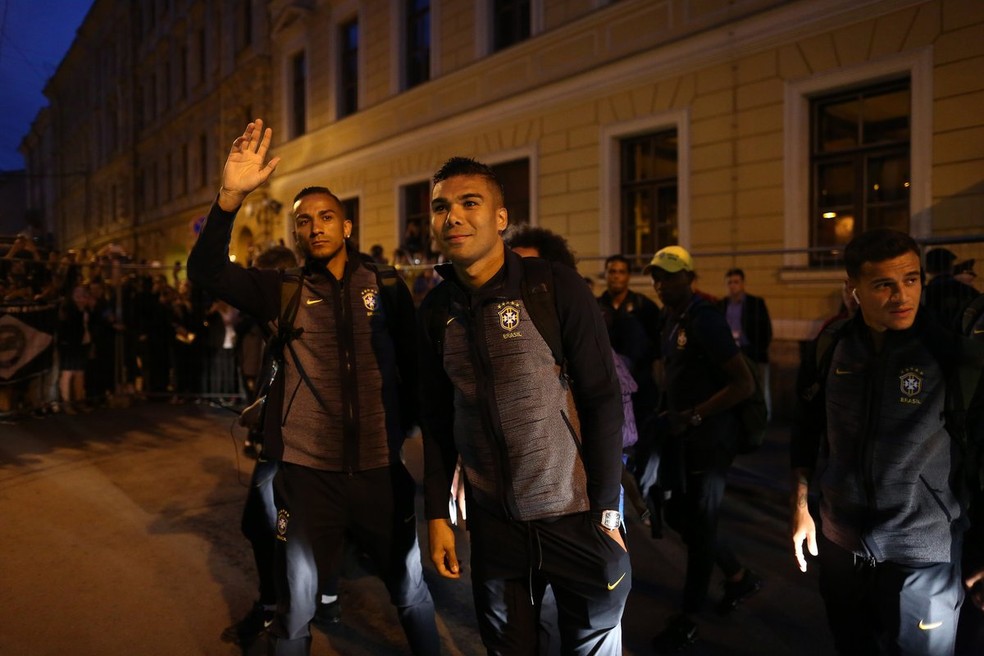 Danilo acena para os torcedores na chegada da SeleÃ§Ã£o ao hotel (Foto: Lucas Figueiredo/CBF)
