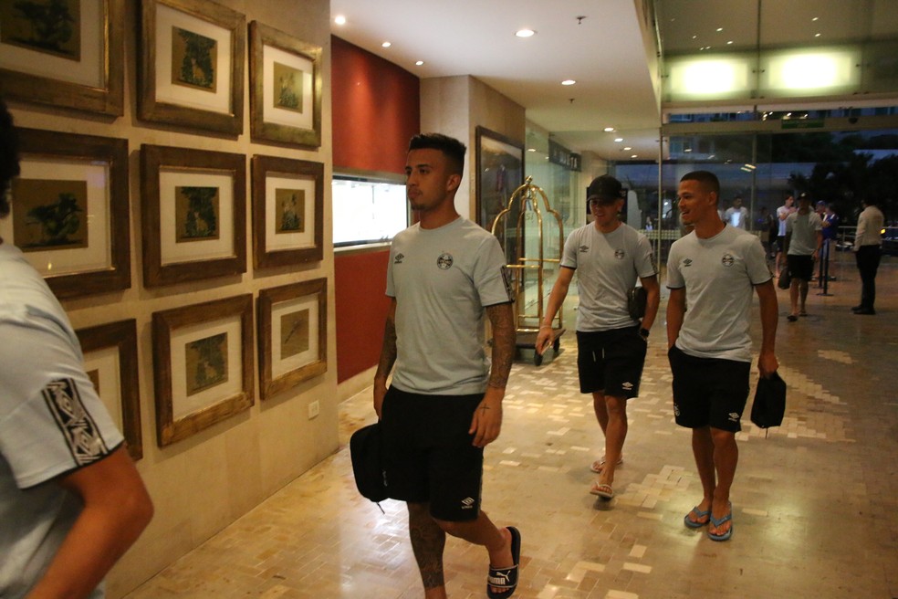 Matheus Henrique em retorno do Grêmio do hotel — Foto: Eduardo Moura