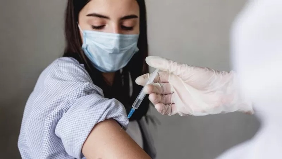Vacina contra HPV ainda não tem muita aceitação no Brasil — Foto: Olena Ivanova/ BBC