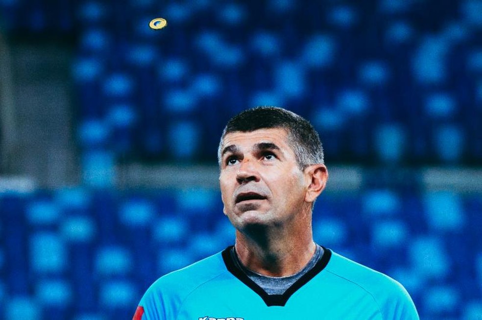 Marcelo de Lima Henrique apita o jogo entre CRB e Bahia — Foto: Marcio Cunha/Chapecoense