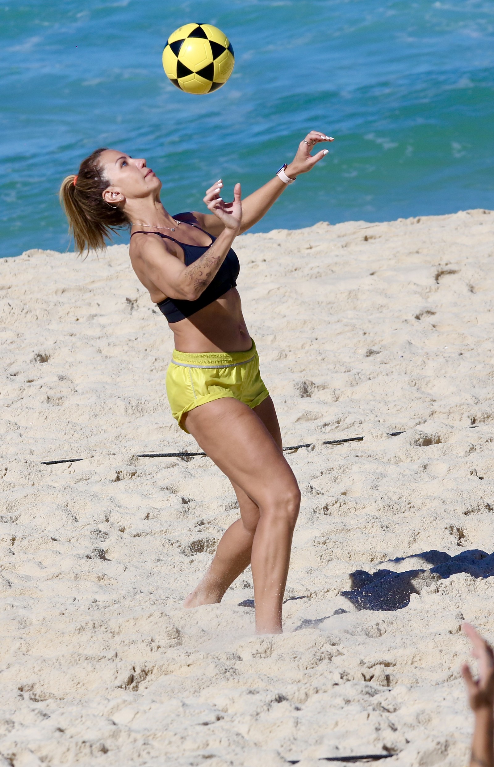 Bárbara Coelho curte dia na praia — Foto: Agnews