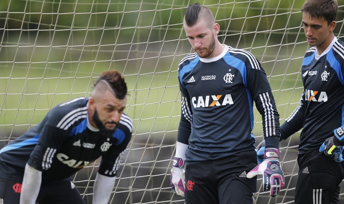 Moicano, topete, cachinhos: confira os penteados do elenco do Flamengo