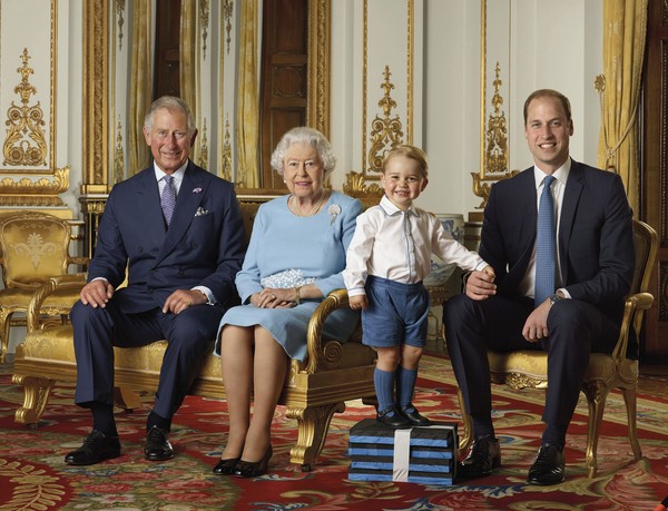 A foto, de 2016, mostra a rainha Elizabeth II com os pr&iacute;ncipes Charles, William e George, pr&oacute;ximos na linha de sucess&atilde;o ao trono brit&acirc;nico. &mdash; Foto: Ranald Mackechnie/Buckingham Palace via AP