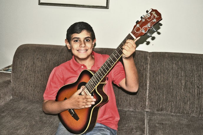 LORENZO COSTA:  menino adora o violão e já se apresentou em público (Foto: Julia Rodrigues)