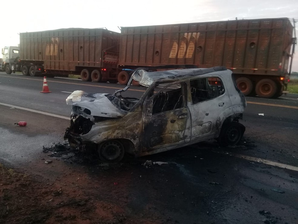 Carro pegou fogo, mas PM conseguiu retirar corpo do passageiro do veículo. (Foto: Carlos Alberto Baldassari/Rádio jovem Pan)
