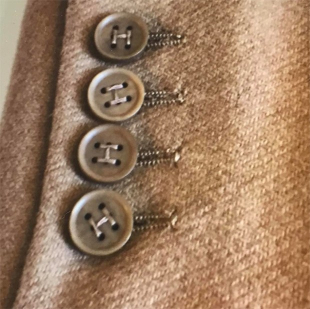 'H' for Hermes - the ultra-subtle branding by Martin Margiela, stitching the buttons. At Antwerp's MoMu museum 'Margiela The Hermes Years curated by Kaat Debo. (Foto: @suzymenkesvogue)