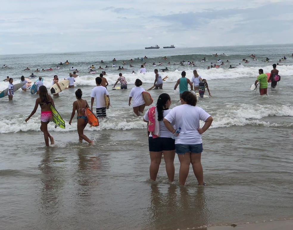 Surfistas entram no mar após homenagem — Foto: Mylena Gadelha/Sistema Verdes Mares