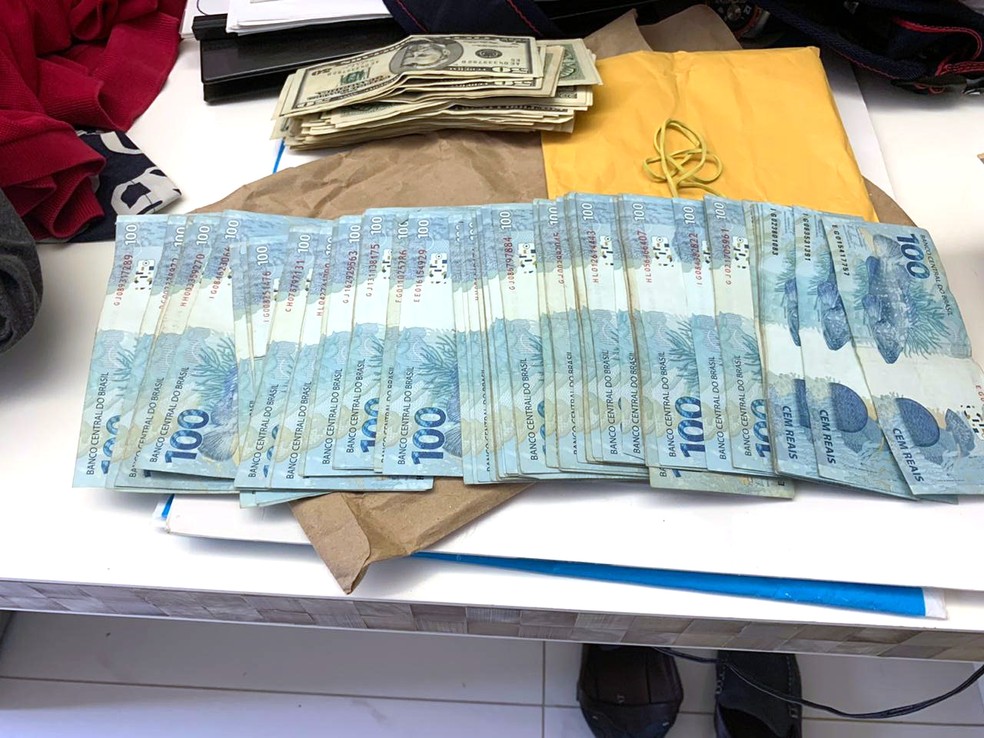 Dinheiro em esp&eacute;cie na casa de Walter &mdash; Foto: Reprodu&ccedil;&atilde;o