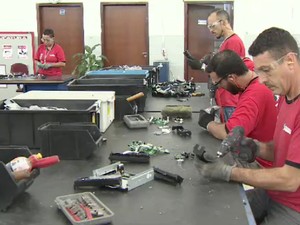 Empresa em São José separa componentes de lixo eletrônicas  (Foto: Reprodução/ TV Vanguarda)