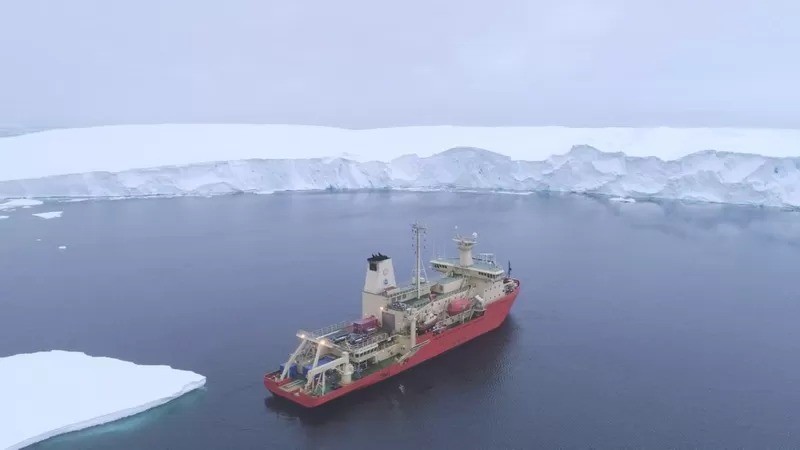 A embarcação R/V Nathaniel B. Palmer, usada pelos cientistas, fotografado de um drone na frente da geleira Thwaites em fevereiro de 2019 (Foto: ALEXANDRA MAZUR/UNIVERSIDADE DE GOTEMBURGO via BBC)