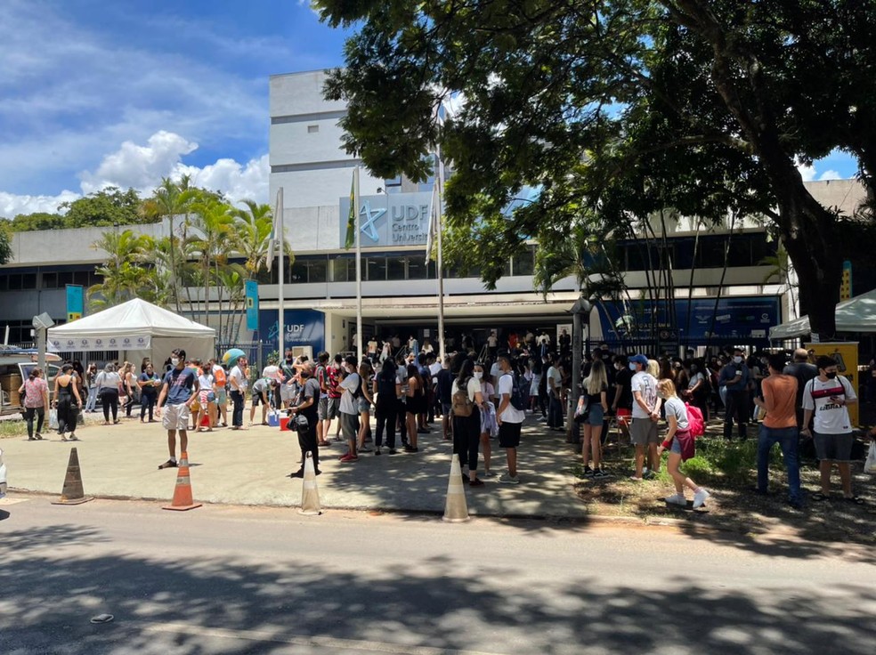Enem 2020: Dezenas de candidatos aguardam início das provas em faculdade no DF — Foto: Geraldo Beckher/TV Globo