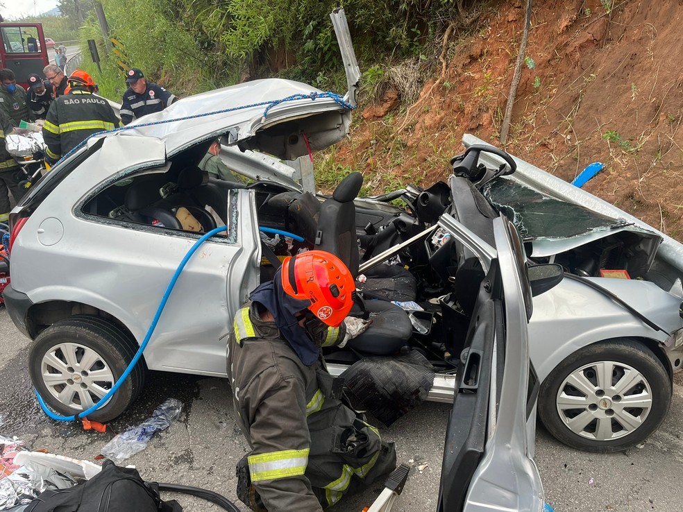 Criança de 4 anos morre e cinco pessoas ficam feridas em acidente entre carro e ônibus na Rio-Santos em Caraguatatuba. — Foto: Arquivo pessoal