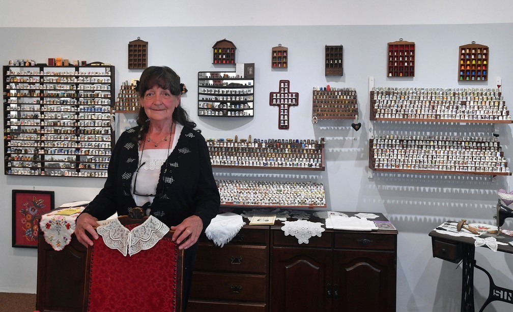 Jozsefne Meszaros posa ao lado de dedais de sua coleção (Foto: Zoltan Mathe/MTI via AP)