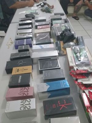 Caixas de perfume foram apreendidas pela PM (Foto: Polícia Militar/Divulgação) Caixas de perfume foram apreendidas pela PM (Foto: Polícia Militar/Divulgação)