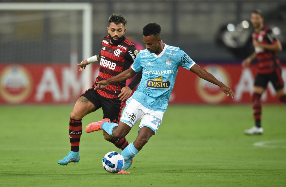 Gabigol teve atuação apagada em Lima — Foto: ERNESTO BENAVIDES / AFP