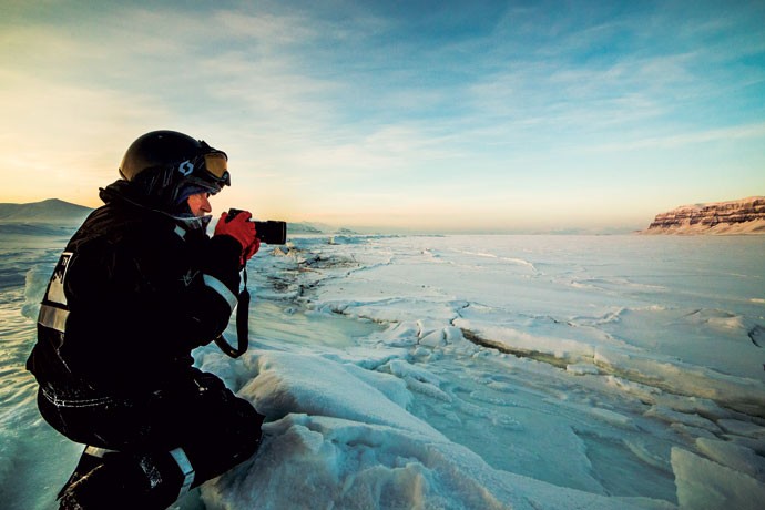 Fotógrafo prepara clique no arquipélago de Svalbard, na Noruega, durante expedição de Marco Brotto — muita gente faz o roteiro da aurora apenas para fotografar (Foto: Divulgação)