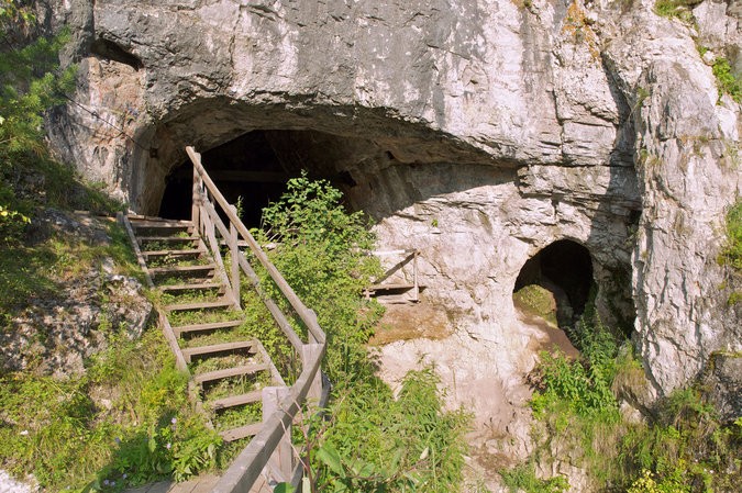 Entrada da Caverna dos Denisovanos, na Sibéria  (Foto: Bence Viola)
