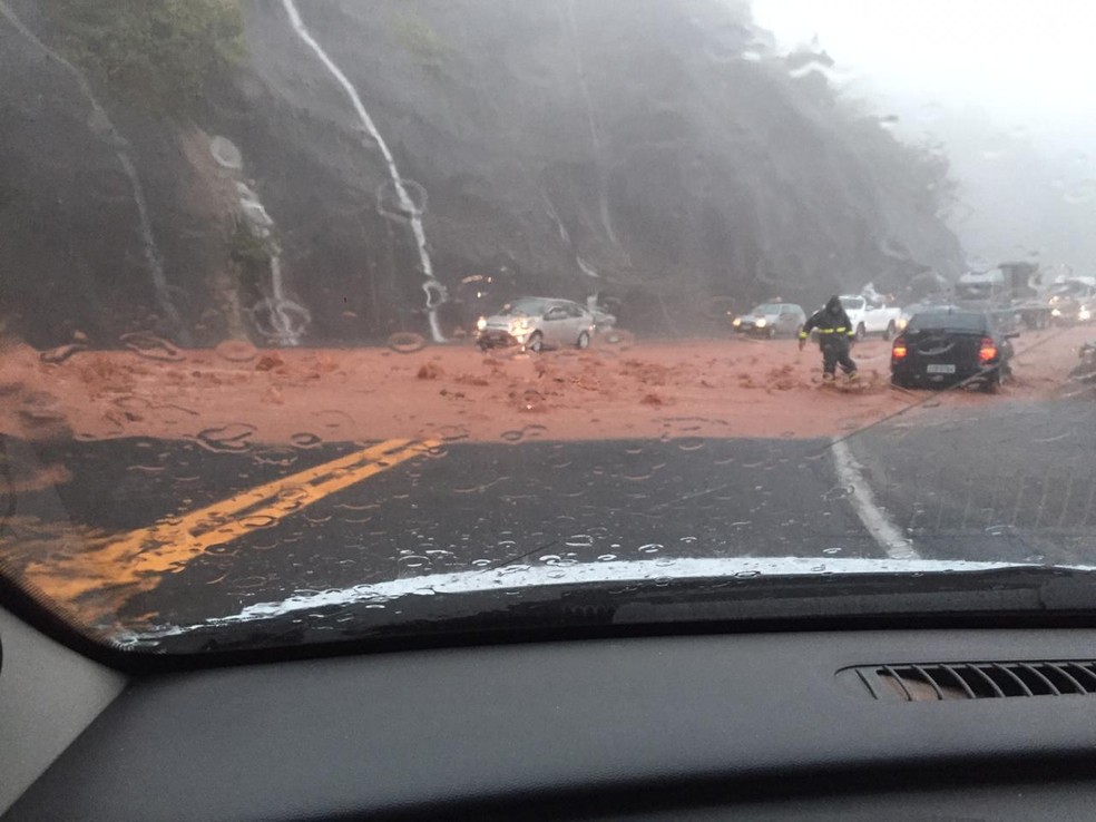 Serra de Botucatu também ficou interditada por conta de um deslizamento de terra  — Foto: Acontece Botucatu/Reprodução