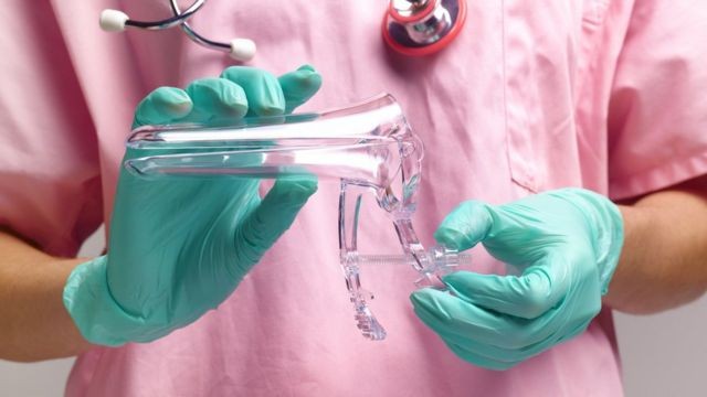 O espéculo vaginal é um instrumento usado para afastar as paredes vaginais e facilitar a visualização do colo uterino (Foto: GETTY IMAGES (via BBC))