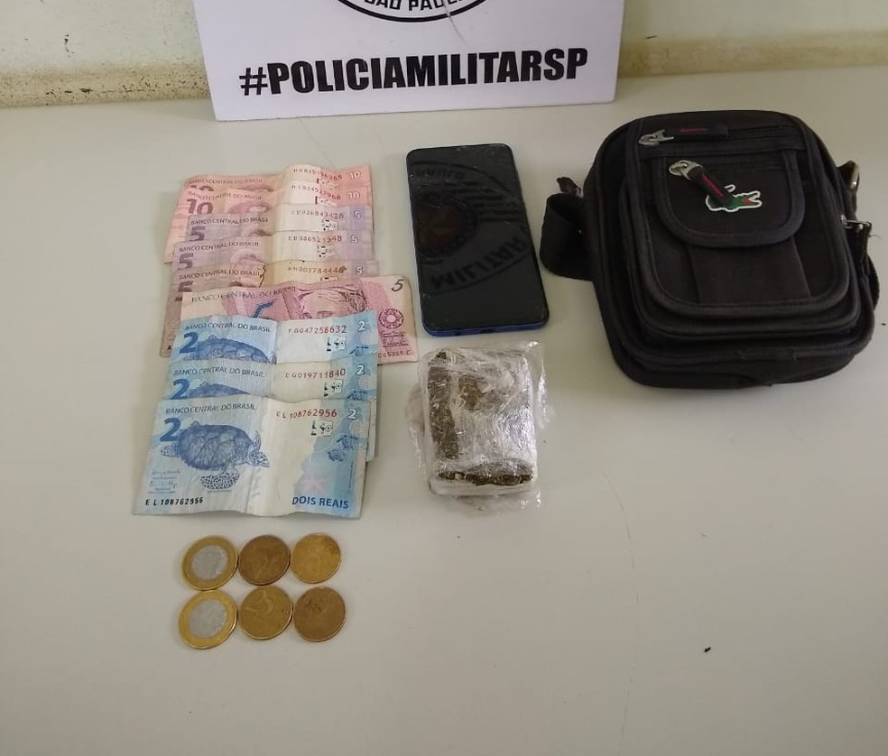 Maconha e dinheiro foram apreendidos no Jardim Panorâmico — Foto: Polícia Militar