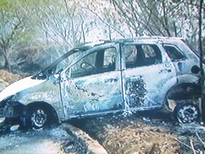 Após acidente carro ficou completamente incendiado (Foto: Reprodução/Inter TV dos Vales)