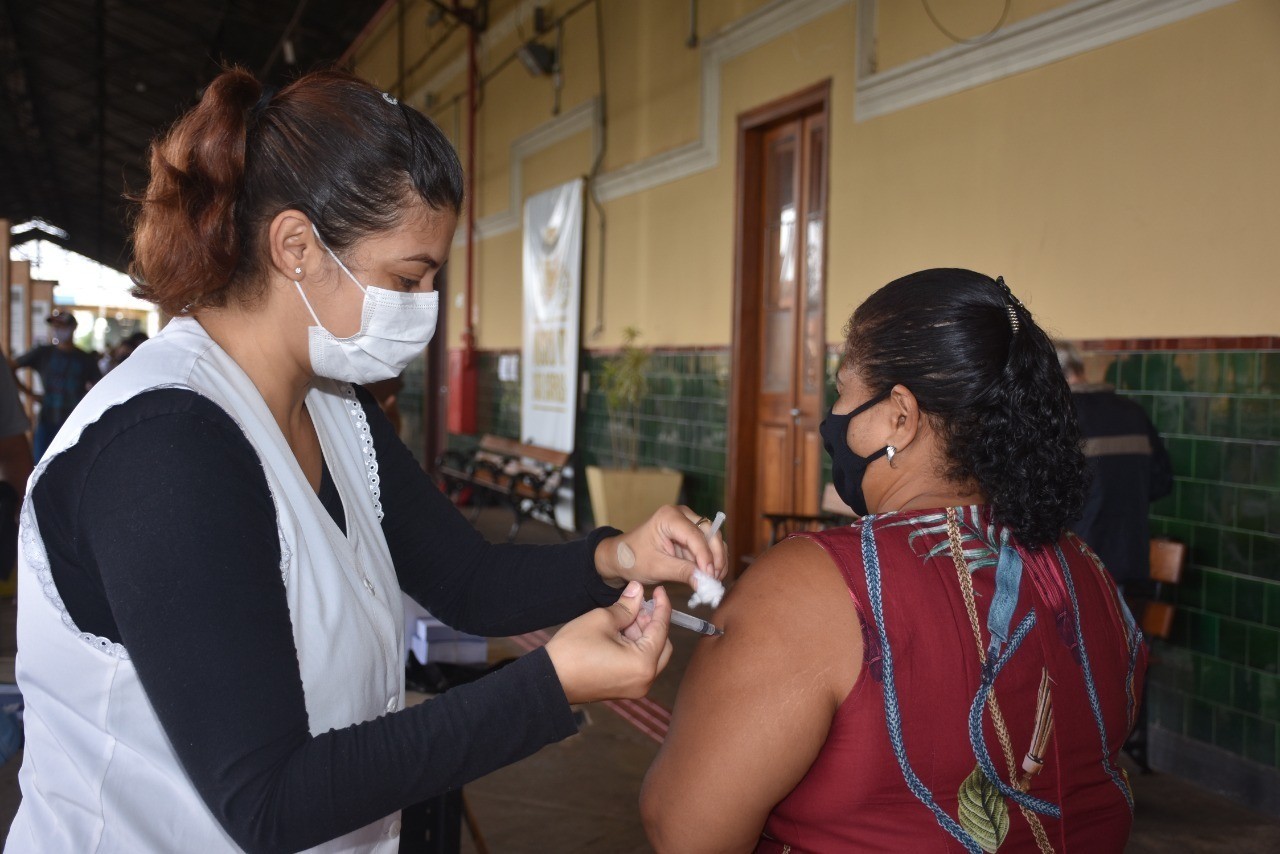 São Carlos tem plantão de vacinação contra Covid e gripe no sábado; saiba local e horário