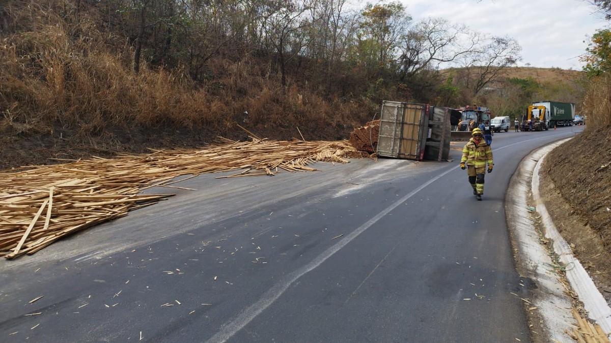 Caminhoneiro morre após acidente envolvendo duas carretas na BR-251