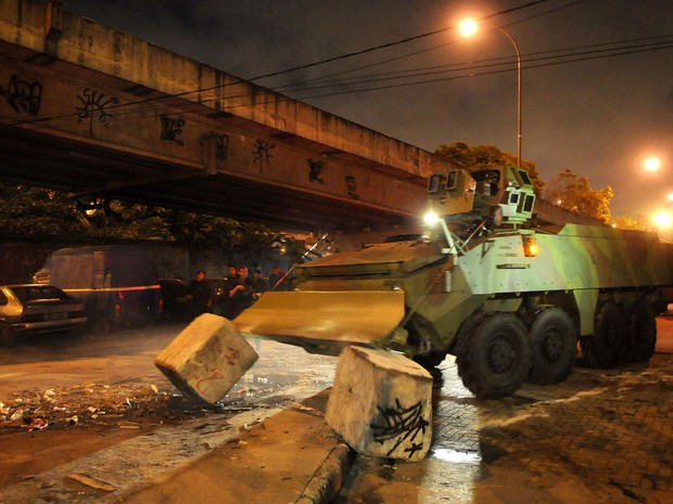 Veículo militar retira blocos de concreto para liberar ocupação de comunidades no Rio de Janeiro. (Foto: Alexandre Durão/G1)