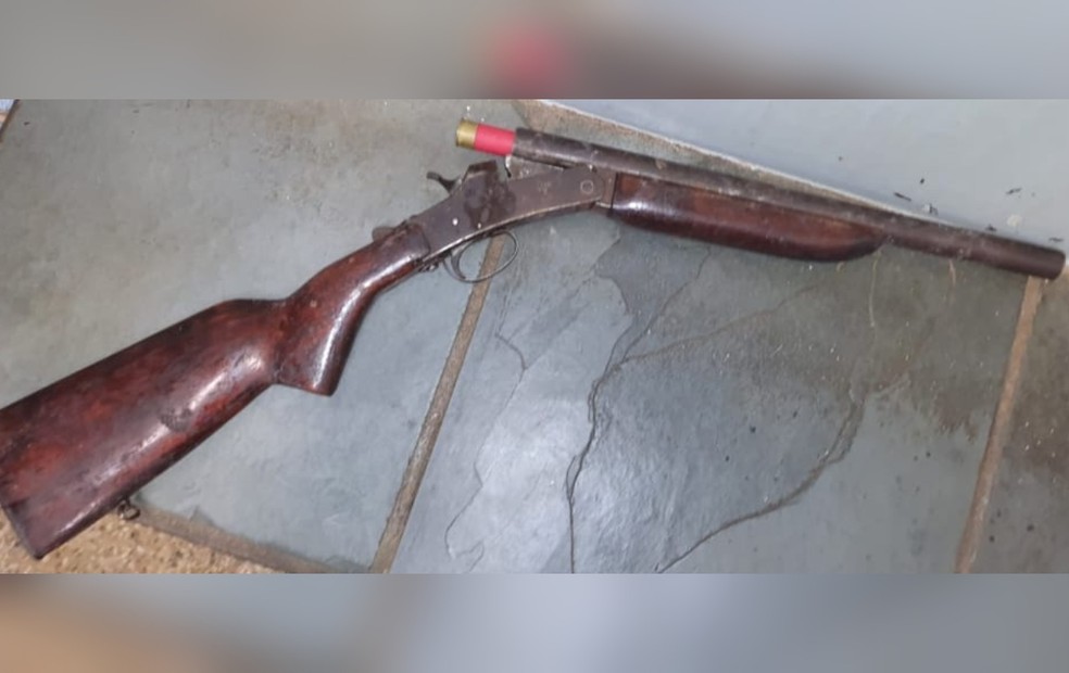 Caçador atira acidentalmente no próprio braço ao pular cerca e fica gravemente ferido em Campina do Monte Alegre  — Foto: Polícia Militar/Divulgação