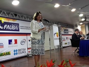 Reitora da UFMT, Maria Lucia Cavali Neder, também participou da abertura da Faubai (Foto: Amanda Sampaio/G1 MT)
