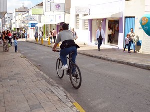 Reis segue de bicicleta na frente de todas manifestações (Foto: Samantha Silva / G1)