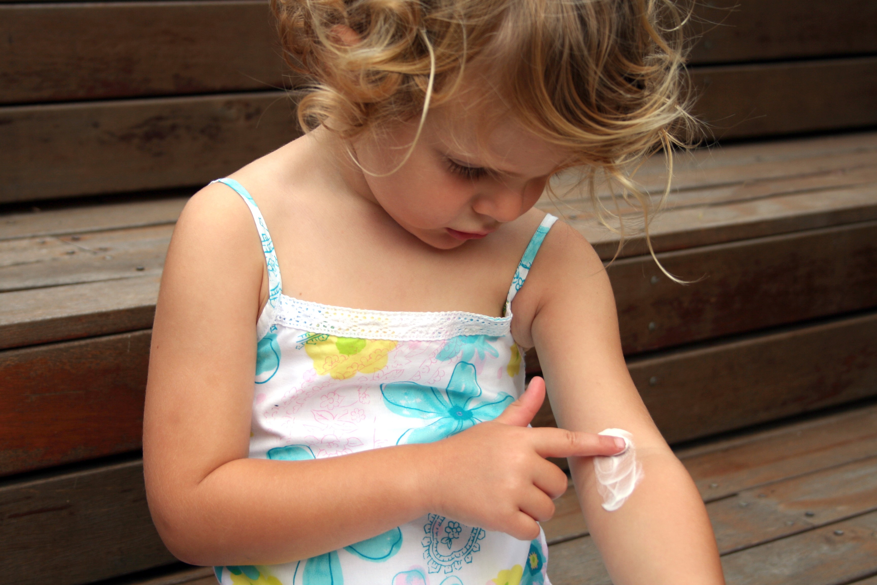 Crianças com dermatite atópica devem passar hidratante de uma a duas vezes ao dia (Foto: Thinkstock)