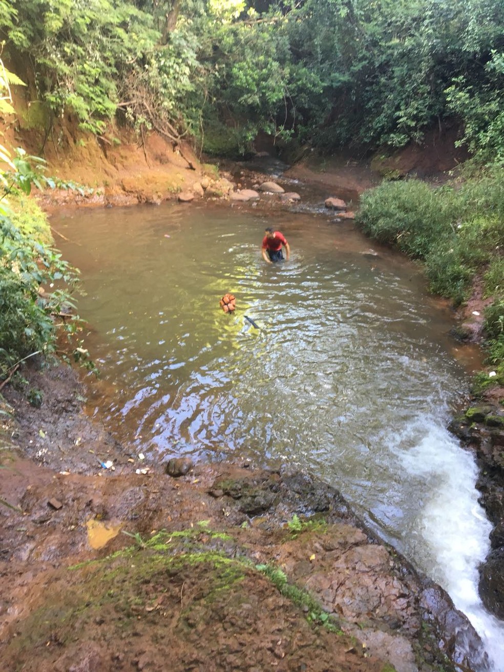 Os pais da crianÃ§a estavam do outro lado da margem quando o menino brincava com amigos, informou a Defesa Civil. (Foto: Defesa Civil de Marialva/DivulgaÃ§Ã£o)