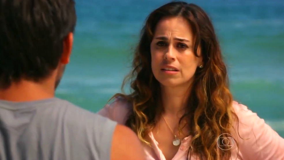 Natália (Daniela Escobar) diz a Juliano (Bruno Gissoni) que não pode passar a noite na ilha - 'Flor do Caribe' — Foto: Globo
