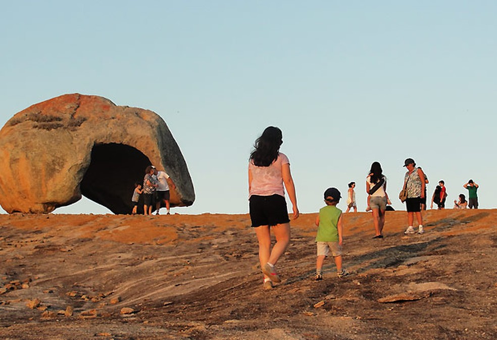 Blocos do lajedo têm formatos curiosos, como a Pedra do Capacete (Foto: Maurício Melo/G1)