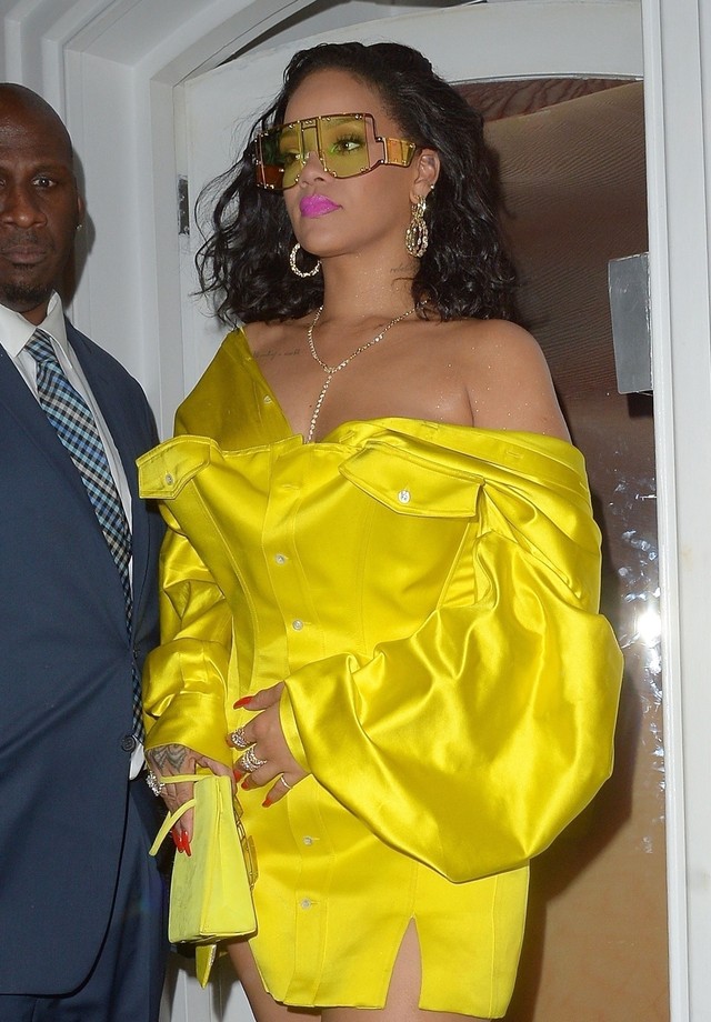 Rihanna de amarelo total em Londres (Foto: BACKGRID)