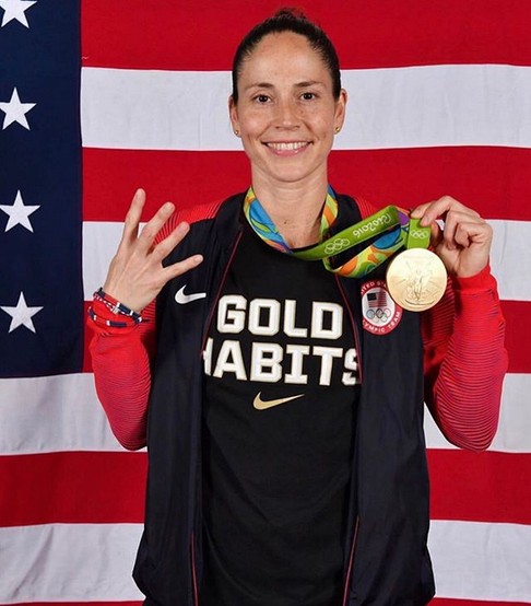 A jogadora de basquete Sue Bird com sua quarta medalha de ouro olímpica pela seleção de basquete dos Estados Unidos, conquistada nas Olimpíadas do Rio de Janeiro em 2016 (Foto: Instagram)