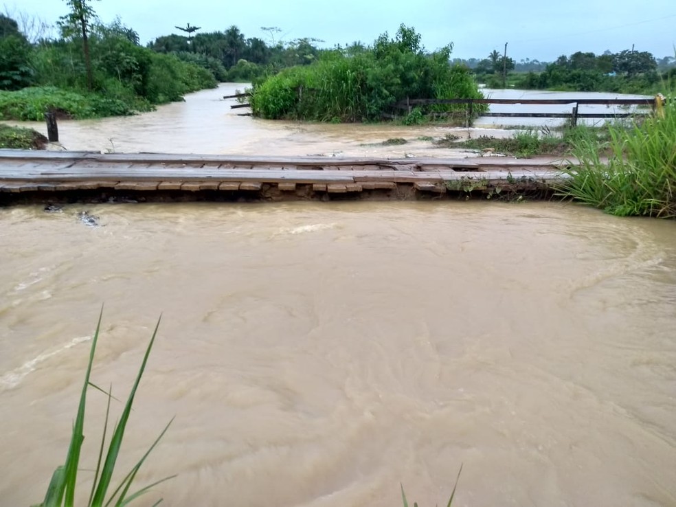 Nível do rio subiu após receber água da chuva  — Foto: WhatsApp/Reprodução