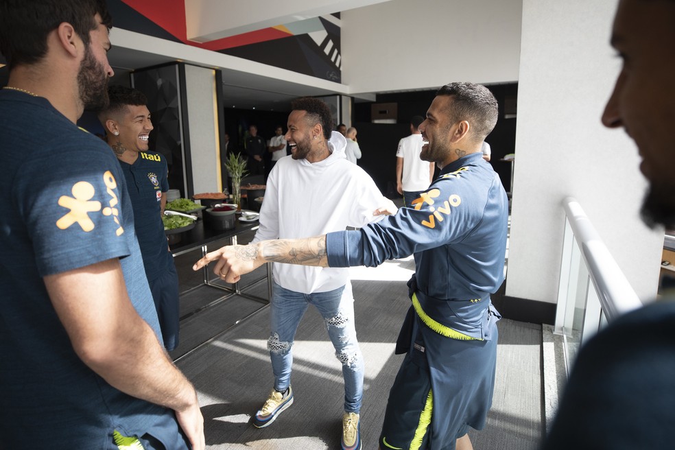 Neymar brinca com os jogadores da Seleção — Foto: Lucas Figueiredo/CBF